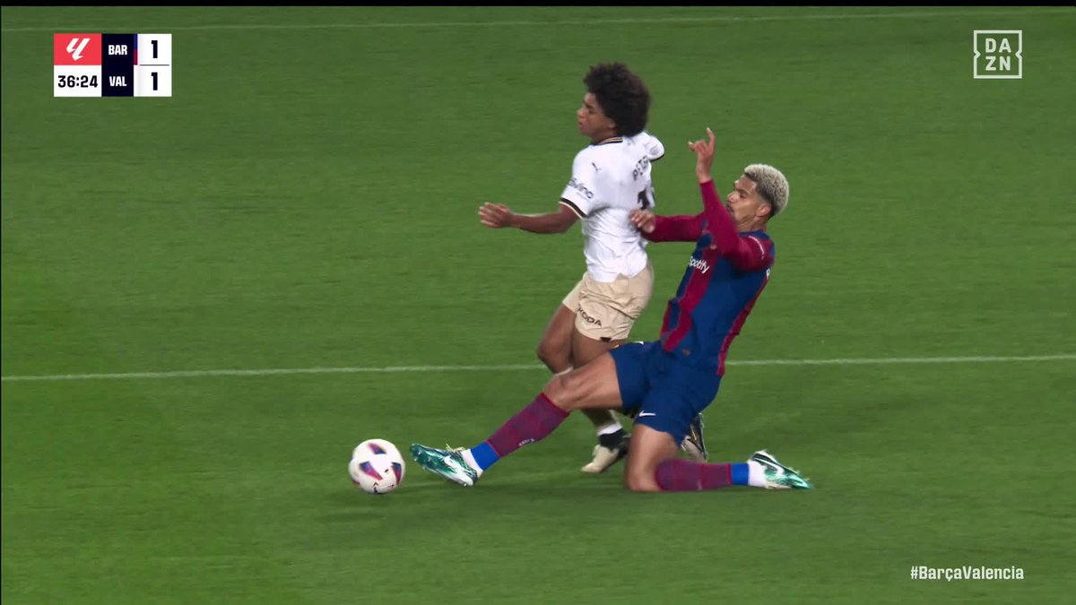 El penalti de Araujo sobre Peter Federico. #LALIGAenDAZN ⚽️