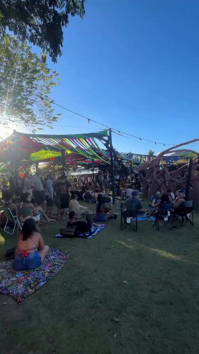 🚨VEJA: lindo vídeo pra tirar esse estereótipo de rave da cabeça de quem nem frequenta, mas adora da opinião generalizada😉 Via: cirillomari