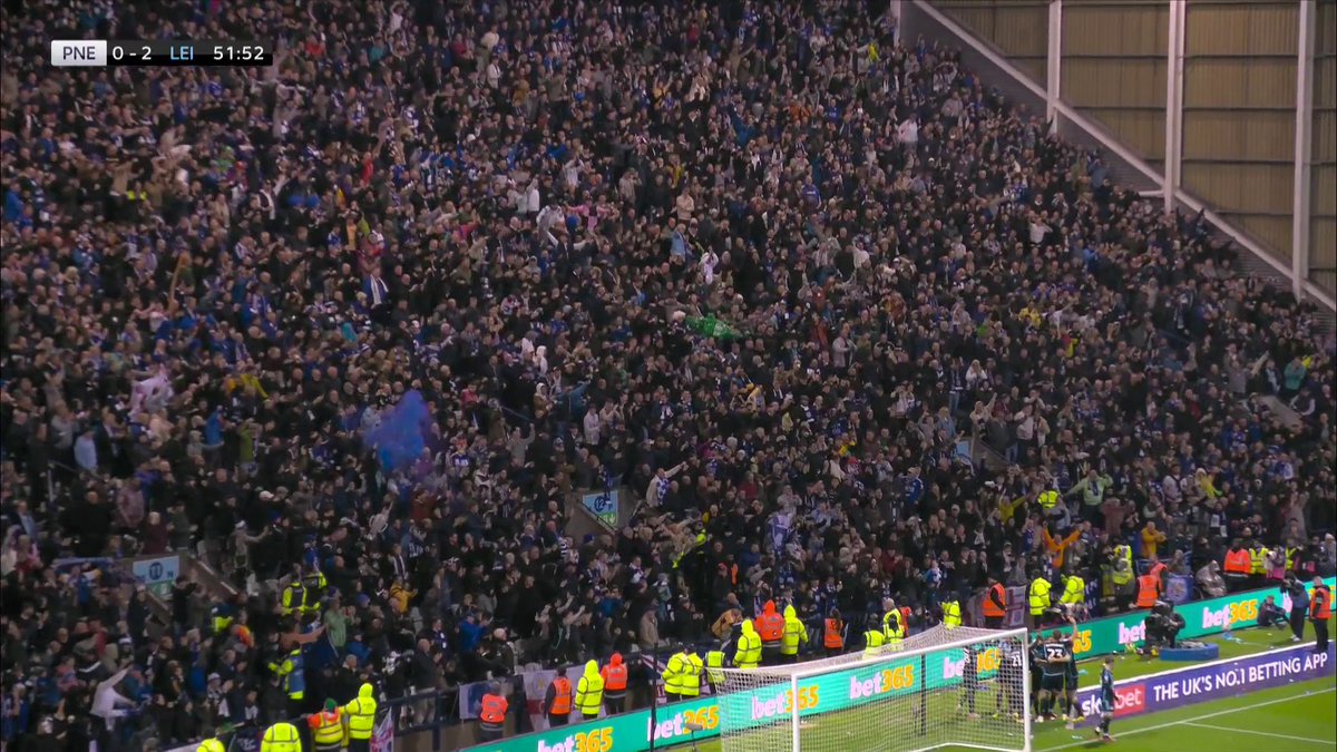 Jamie Vardy with the most unnecessary smash into the roof of the net in the history of football 😂😂