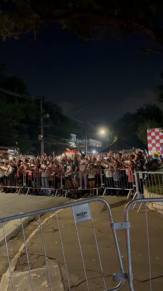 🚍 Chegamos! #ExpressoTricolor #VamosSãoPaulo 🇾🇪