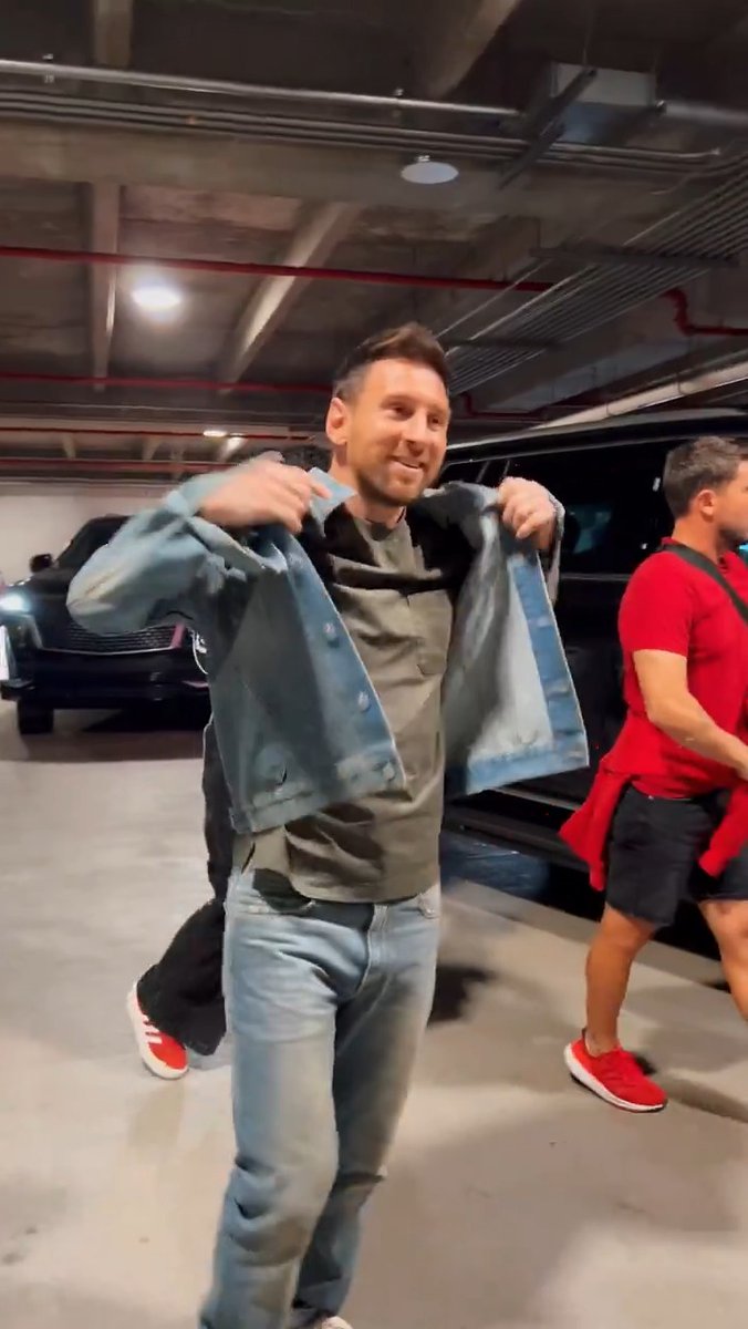 Messi, Suรกrez, Alba and Busquets in the building ๐ Miami HEAT // Inter Miami CF