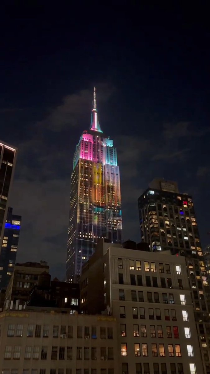 What a night in New York City 😍 Launching the new-look WhatsApp race car emoji in lights on the Empire State Building 💚✨