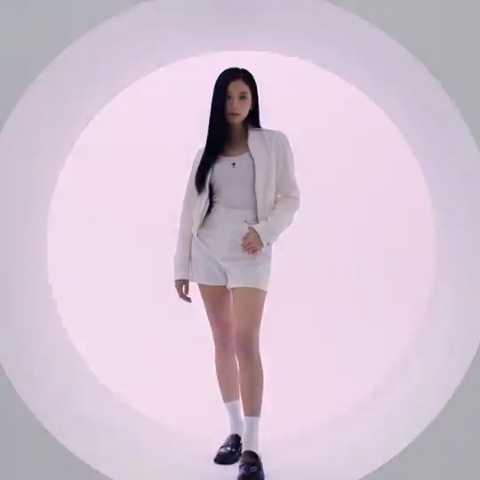 遊び心あふれるラウンドケースを、ピンクの千鳥格子模様にドレスアップした「ル ボーム」初の限定デザインが登場。 公式オンラインブティックでは4/30(火)より7日間数量限定で先行発売中。発売を記念し、オンラインだけの期間限定無料刻印サービスも。 ▼今すぐ製品ページへ