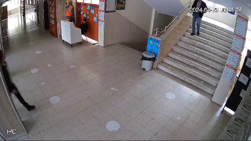Pursaklar'da öğrenci okul içinde pusu kurup öğretmeni bıçakladı. Yazıklar olsun. İki kelam öğretmeye kalktığın öğrencin okulda seni bıçaklıyor. Öğretmene şiddete kim dur diyecek!!!