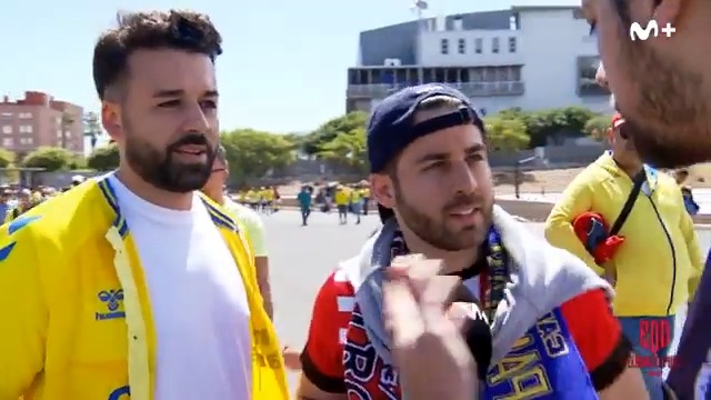 🤣 Absoluto genio. El gironí que va a Las Palmas para ver a sus suegros... pero se planta en un Las Palmas - Girona sin los suegros, sin su mujer y con un amigo. #ElDíaDespués