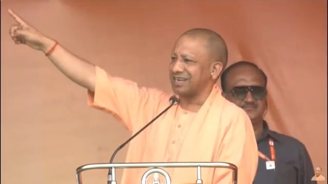 इसी बंगाल से गए हुए कोठारी बंधुओं ने अपने आप को बलिदान किया था श्री राम जन्मभूमि की मुक्ति के लिए... इसी बंगाल में कभी 'बांग्ला रामायण' लिखी गई थी, आज यहां 'जय श्री राम' बोलने वालों पर गोली चला दी जाती है, शोभायात्राओं पर हमले कर दिए जाते हैं...