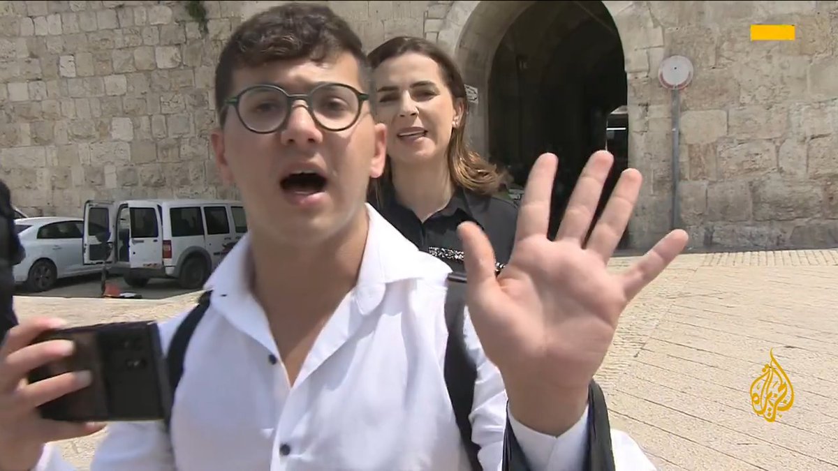 أثناء إفادتها عن عملية الطعن في #القدس.. مراسلة #الجزيرة نجوان سمري وفريق القناة يتعرضون لمضايقات من أحد أنصار وزير الأمن القومي الإسرائيلي على مرأى من شرطة الاحتلال #حرب_غزة #الأخبار
