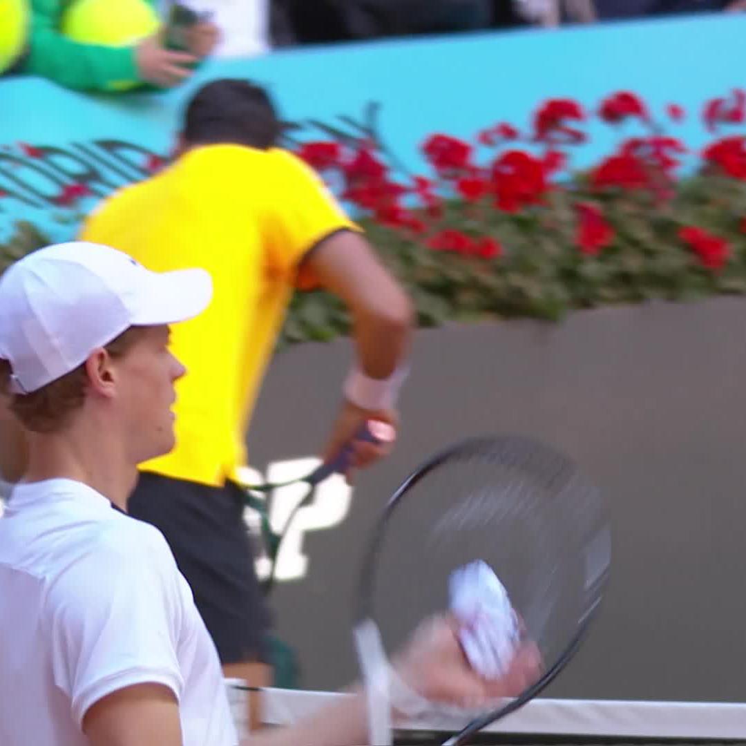 Forza Jan 🦊 Jannik Sinner defeats Khachanov in three tight sets to make the #MMOPEN quarter-finals!