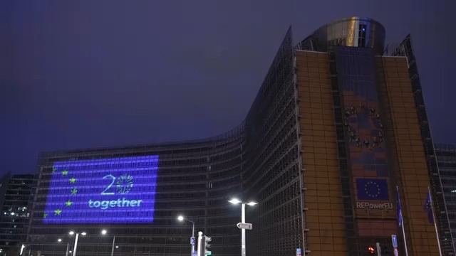 Twenty years ago, our European family grew bigger With the enlargement of 2004, the EU became a bigger political, economic & cultural entity – creating more opportunities for citizens across our Union. Tonight, our building displays bright colours to celebrate #20YearsTogether