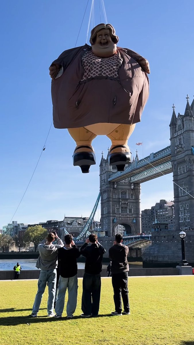 En Londres han colocado a la tía Marge al lado del Tower Bridge para celebrar el 20 aniversario de “Harry Potter y el Prisionero de Azkaban”. Épico.