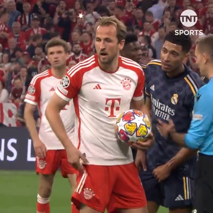 Nothing was going to distract Harry Kane from getting his goal 😤