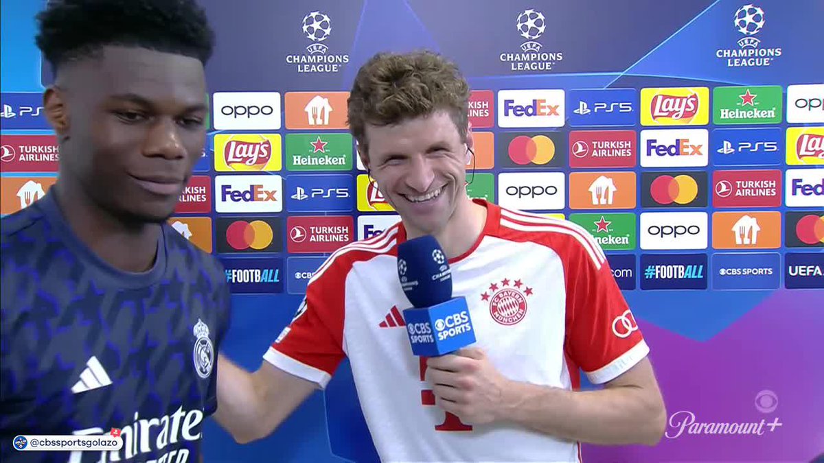 Quand Aurélien Tchouameni joue le rôle de la fouine pour obtenir des informations pour le match retour. 🤣 Thomas Müller : « Tchouaméni écoute la tactique pour le prochain match. 🗣️😅 » 🎥 CBS Sports Golazo ⚽️