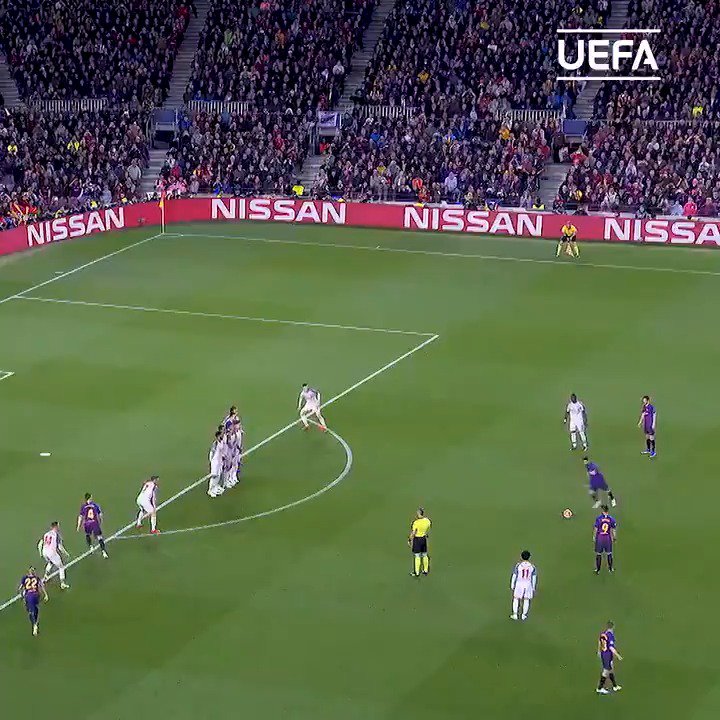 Il y a 5 ans jour pour jour, Leo Messi nous régalait d’un coup franc MA-GI-STRAL face à Liverpool. 🎯 Un bijou. 🤩