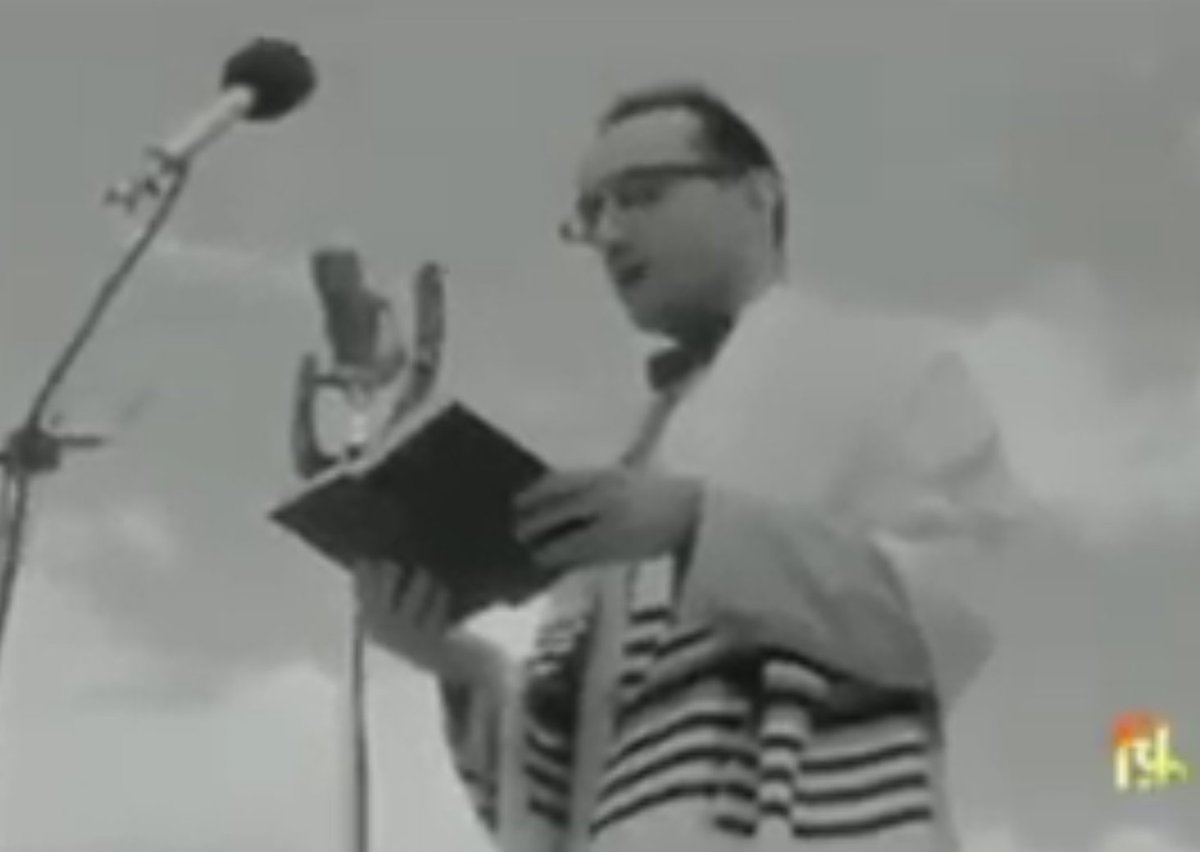 “Maharashtra Day is a time to reflect on our traditions and our bright future...” Greetings to all on #MaharashtraDay.. Watch rare video of Maharashtra Day Celebrations on 1st May 1960. #महाराष्ट्रदिन