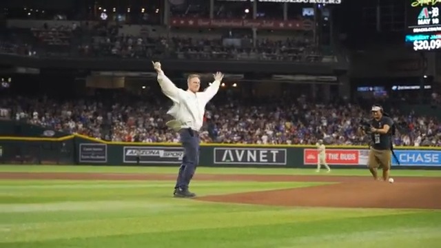 The Arizona Diamondbacks rewarded beekeeper Matt Hilton with a ceremonial first pitch! He is pure electricity.