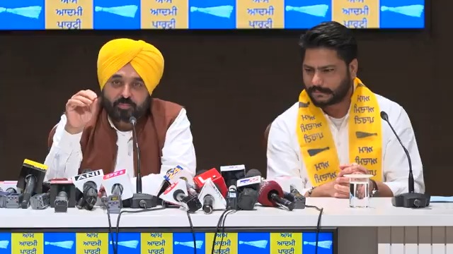 ਅਸੀਂ ਚਾਹੁੰਦੇ ਹਾਂ ਕਿ ਵੱਧ ਤੋਂ ਵੱਧ ਨੌਜਵਾਨ ਰਾਜਨੀਤੀ 'ਚ ਆਉਣ... ਚੰਗੇ ਨੌਜਵਾਨਾਂ ਨੂੰ ਅੱਜ ਅੱਗੇ ਆਉਣ ਦੀ ਲੋੜ ਹੈ ਤਾਂ ਕਿ ਦੇਸ਼ ਅਤੇ ਪੰਜਾਬ 'ਚੋਂ ਰਾਜਨੀਤਕ ਗੰਦਗੀ ਸਾਫ਼ ਕਰਕੇ ਚੰਗਾ ਮਾਹੌਲ ਸਿਰਜਿਆ ਜਾਵੇ...