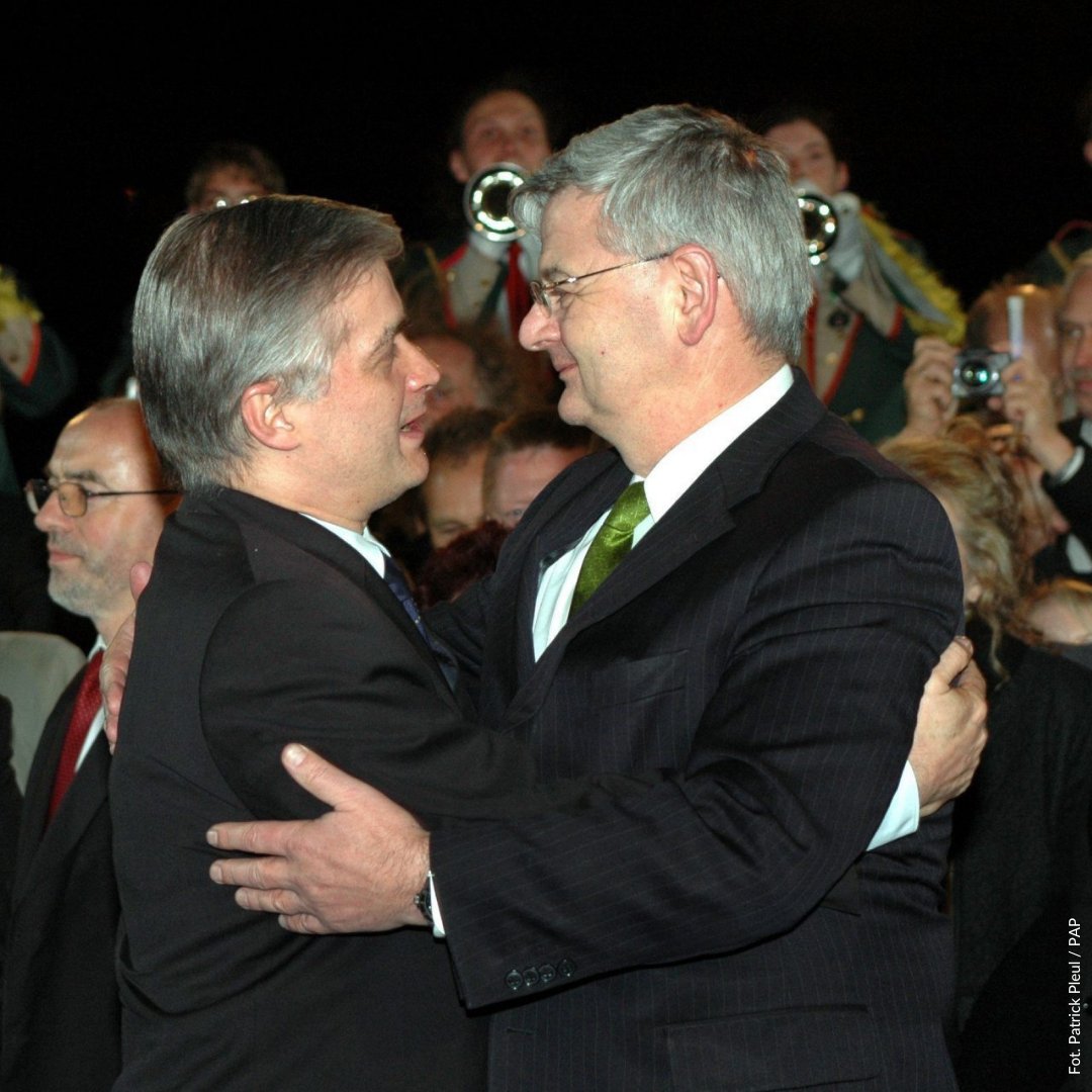 On May 1st, 2004 Poland, along with 🇨🇾 🇨🇿 🇪🇪 🇱🇹 🇱🇻 🇲🇹 🇸🇰 🇸🇮 🇭🇺, became a member of the European Union. #OTD, on a bridge in the town of Słubice, the foreign ministers of 🇵🇱 Włodzimierz Cimoszewicz and 🇩🇪 Joschka Fischer welcomed Poland into the 🇪🇺. #20yearstogether