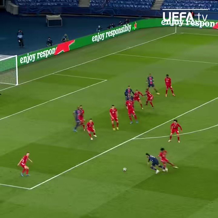 Algunos diciendo que Vinicius Jr dió una exhibición contra el Bayern, como se nota que no vieron de lo que fue capaz Neymar contra un Bayern que si que imponía...