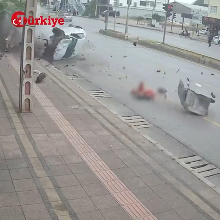 Mersin'de kırmızı ışıkta geçen otomobil önce yol kenarında bekleyen yayalara çarptı ardından ağaca çarpıp takla atarak alev aldı. Kazada yayalardan biri hayatını kaybetti.