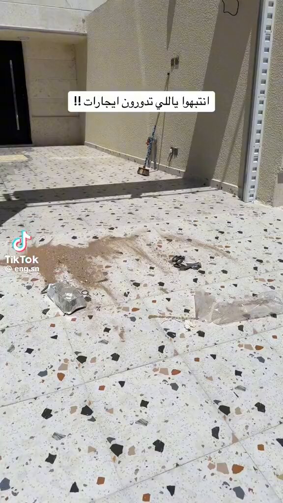متداول: شاب يمر بالصدفة من جانب منزله المهجور، ليتفاجأ بوجود أشخاص بداخله، وعندما تحدث معهم، اكتشف أنهم استأجروا المنزل من شخص آخر بعقد وهمي! 😨