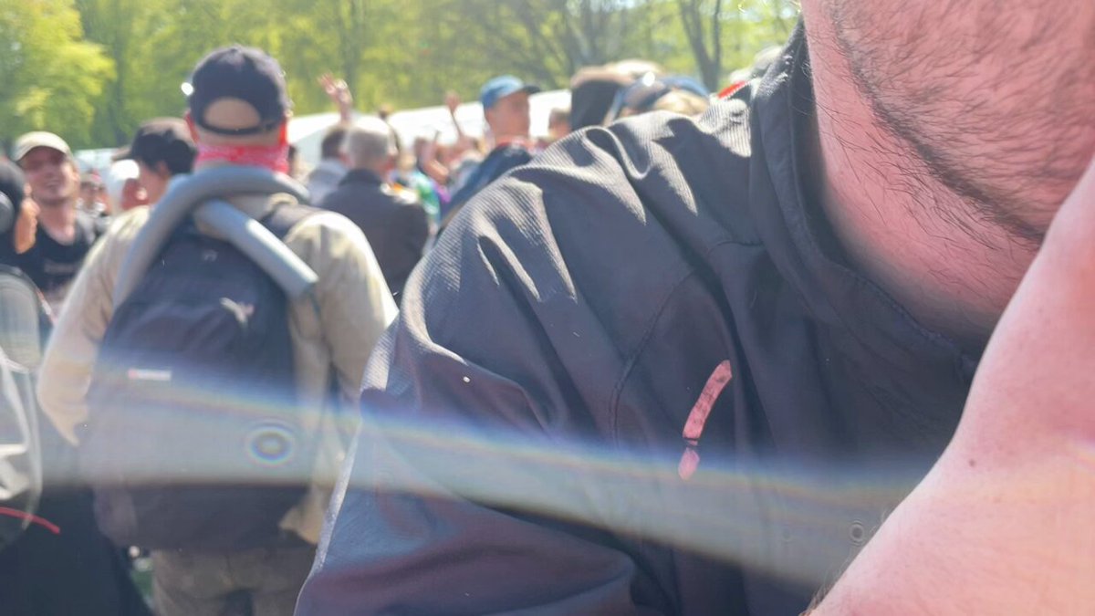 Sådan her går det, når man forsøger at interviewe autonome propalæstinensiske demonstranter, der afbryder en 1. maj-tale. Man bliver skubbet til, og den eneste udtalelse, man kommer hjem med, er “fuck B.T.” #dkmedier #dkpol