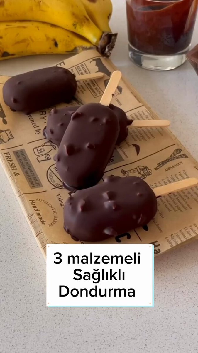İçinden ne plastik ne metal çıkan doğal ve sağlıklı dondurma. Tek ihtiyaç muz, yoğurt, fıstık/fındık ezmesi (fıstık alerji durumuna dikkat), bitter çikolata. Afiyet olsun...
