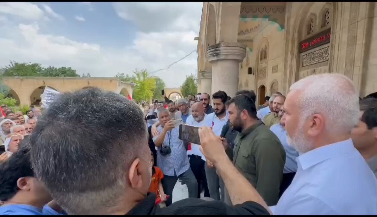 Şanlıurfalı İmam Hasan Saklanan ile ilgili Diyanet İşleri Başkanlığı, AA, DHA, İHA haberi şehit diye geçmemiş, kimseden ses yok. Ama Mehmet Yetim yaptığı haberlerde şehit dememiş diye linç ediliyor, ona karşı kalabalık provaka ediliyor, hedef gösteriliyor. Hala anlayamayanlara söylüyorum Mehmet Yetim gazetecilik yapıyor, yapmaya devam edecek. Hasan Saklanan kardeşimize de Allah'tan rahmet diliyoruz.