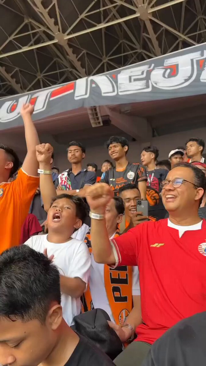 Keseruan pak Anies Baswedan &amp; The Jakmania saat menyaksikan pertandingan kemarin di GBK
