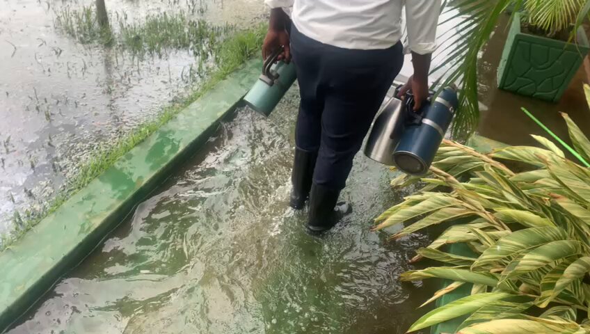 Water from Lake Victoria has flooded a section of Country Lake Resort in Garuga, forcing staff to wear gumboots to navigate the area. The situation is critical as rising lake levels and continuous rains threaten to completely submerge the entire resort. #MonitorUpdates 📹: Kevin Githuku Wanai