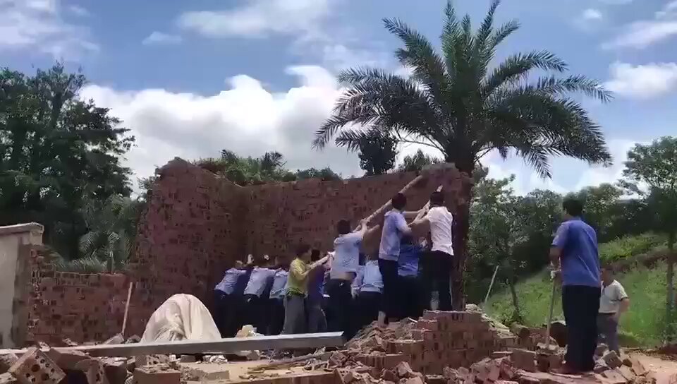 现世报：城管拆墙被墙埋. 就地正法