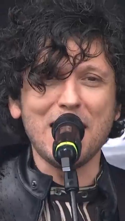Ermal che canta "Hallelujah" sotto la pioggia Noi: 🫠 #PrimoMaggio #1M2024 Ermal Meta Primo Maggio Roma