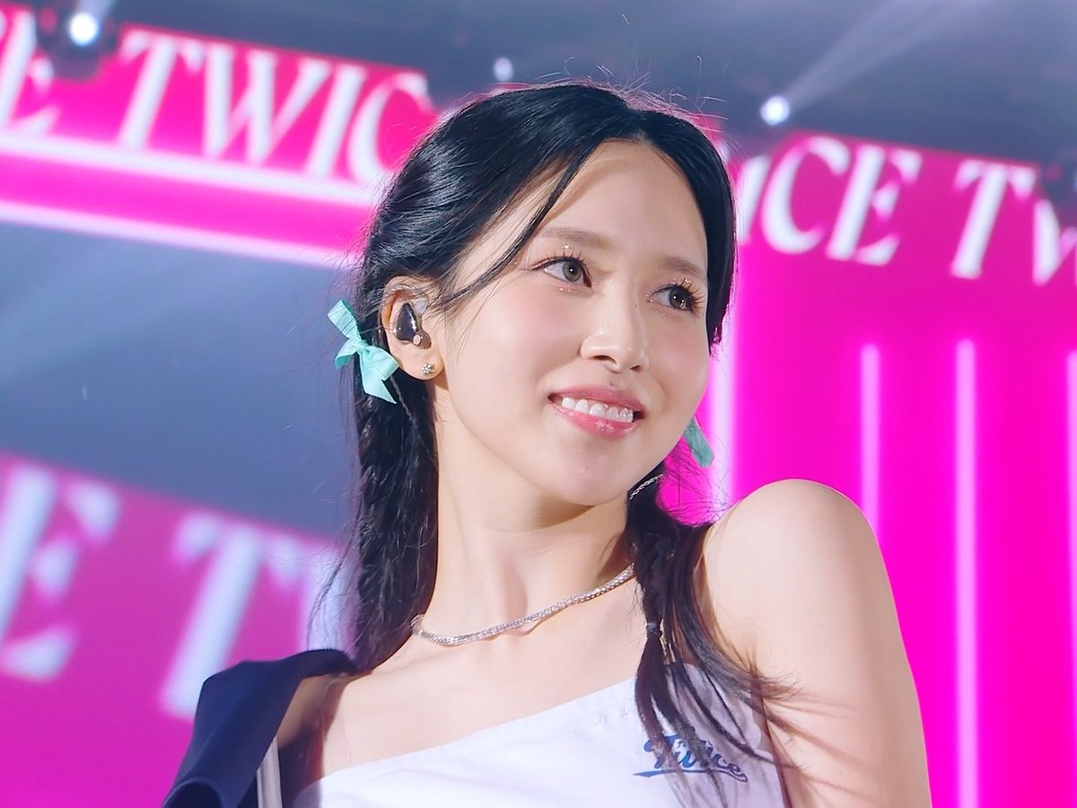 Momo laughing at Mina being extra 😭😭