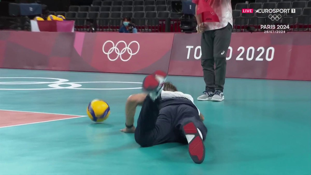 "Il a dû faire une opération de la hanche deux ans plus tard mais c'est à cause de ça, c'est sûr" : Kevin Tillie évoque le légendaire plongeon de son père Laurent en quart de finale des derniers Jeux. Mon Paris Olympique, c'est tous les mercredis soirs sur Eurosport #Paris2024