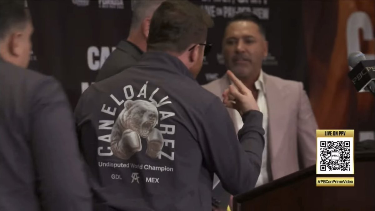 ‼️ Canelo Alvarez GETS UP AND GOES AFTER Oscar De La Hoya in response to his comments at the final press conference ahead of his fight vs Jaime Munguia on Saturday night… [🎥 @PremierBoxing]