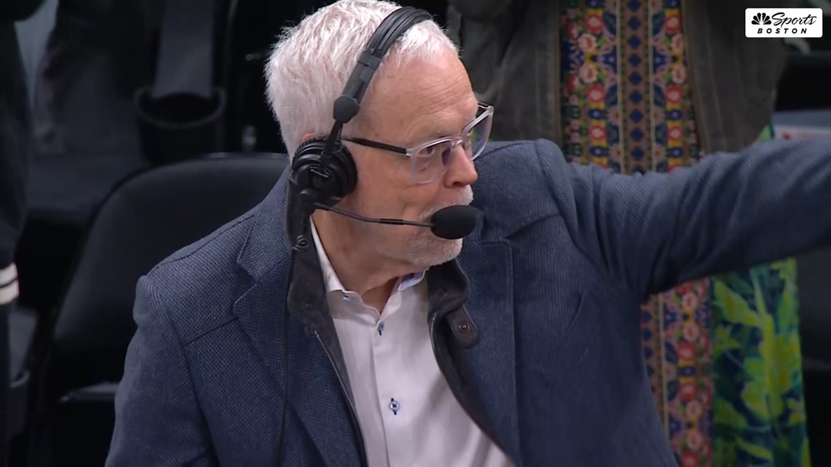 A standing ovation in the Garden for Mike Gorman's final game 💚🍀 What a career for the Celtic legend 👏