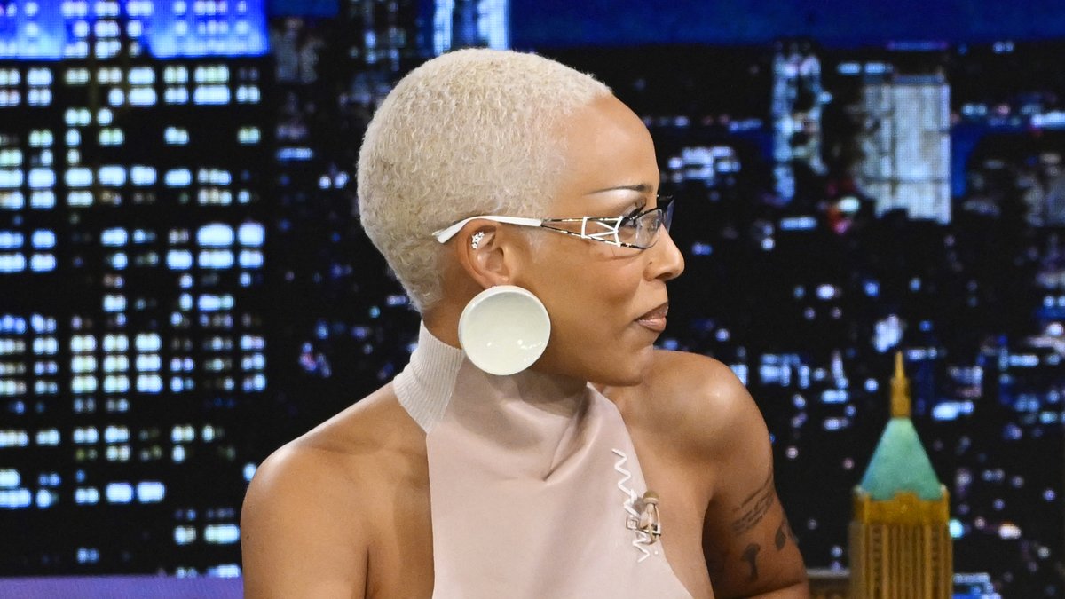.DOJA CAT has Jimmy try on her full-body Coachella wig! #FallonTonight