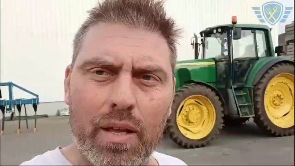 Een furieuze Mark van den Oever over het afbraakbeleid: Het is verschrikkelijk: 40% van de koeien, 10% van de wagens en kippen moeten verdwijnen. Het eten moet en zal bij de burgers uit de mond gestoten worden. Voor Schiphol gelden ineens andere regels zodat ze niet terug hoeven in aantal vluchten. Het is corruptie ten top. Volgende maand zullen we er zijn met z'n allen in Brussel. Jullie weten niet wat er op jullie afkomt. We gaan jullie van de kaart vegen. Wij gaan vol gas en het Europese beleid kantelen. Het zit de Europese boeren tot hier. In juni is het onze dag.