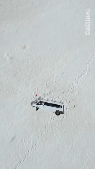 Çığ altında kalan minibüs aylar sonra ortaya çıktı. Van-Bahçesaray kara yolu çığ ve kar riski nedeniyle yaklaşık 4 aydır ulaşıma kapalı.