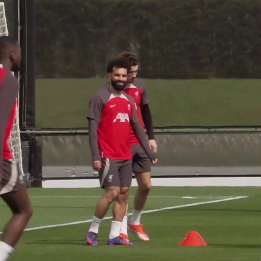 Mo Salah looks happy to be in training as Liverpool prepare to face Tottenham on Sunday ⚔⚽