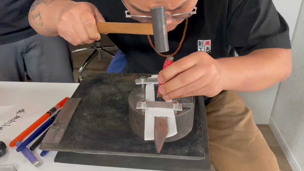在刀上刻字也是一项专门的手艺，今天是见识到了。这位年轻人也是有故事的手艺人，还会做皮包。我们两还探讨了一下皮匠手艺。他说看过我早年的皮匠作品，这么说来，神交已久啊。世界有时候要多小有多小。