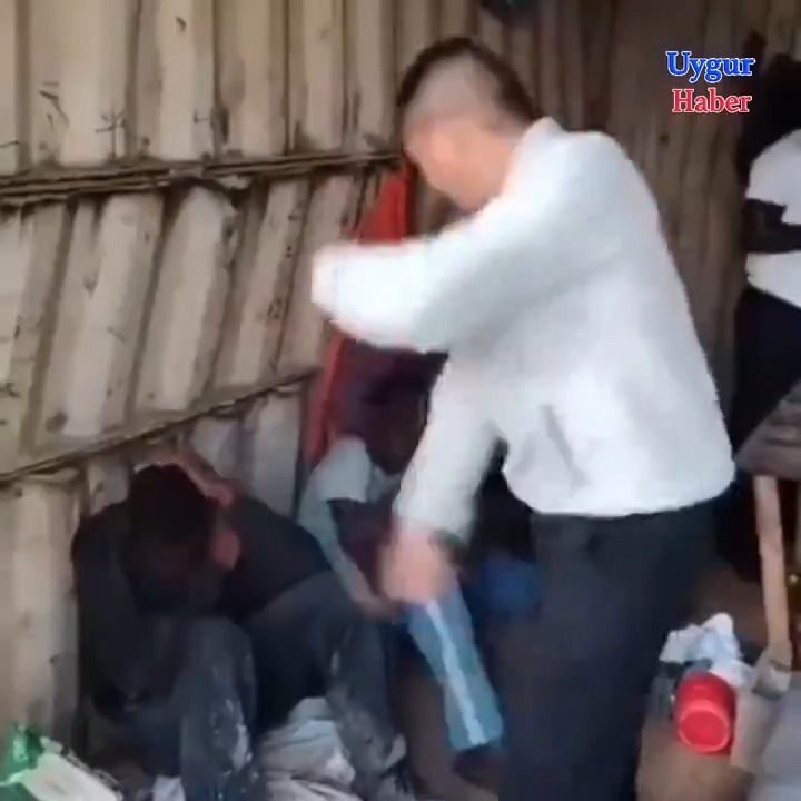 Çin'in sömürgesi haline gelen Afrika ülkelerinde Çinliler, genç işçilere işkence ediyor. DoğuTürkistan'da devlet gücünü arkasına alan bu gibi işkencecilerden daha fazlası var ve daha kötüsünü yapıyorlar.