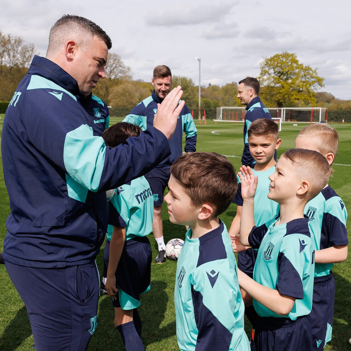 Creating magic for our youngest future stars ✨ City's Under-8s welcomed into first team training by Steven Schumacher's squad.