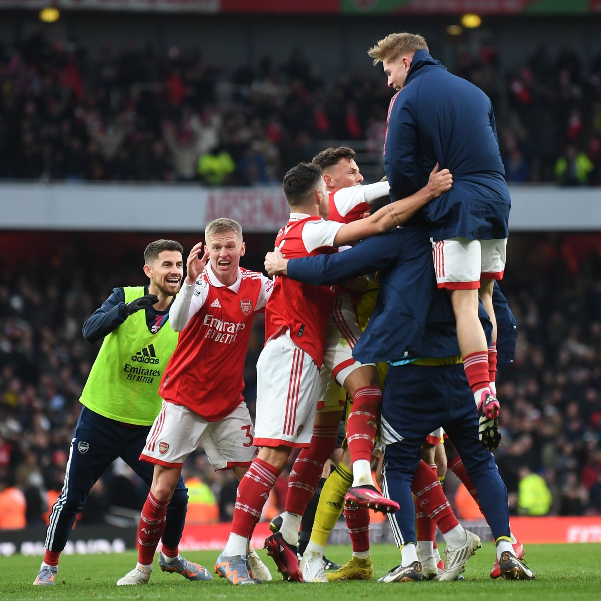 Never give up ✊ The moment Emirates Stadium erupted when Reiss Nelson scored against Bournemouth 🤩