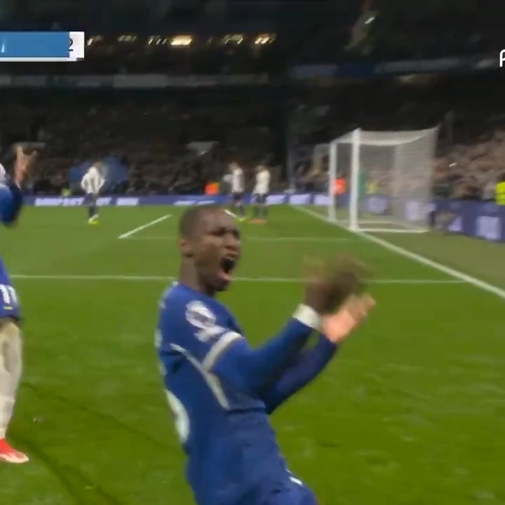 Chelsea double their lead! 💪 A scorching Cole Palmer free kick hits the woodwork, and Nicolas Jackson is there to nod home to make it 2-0.