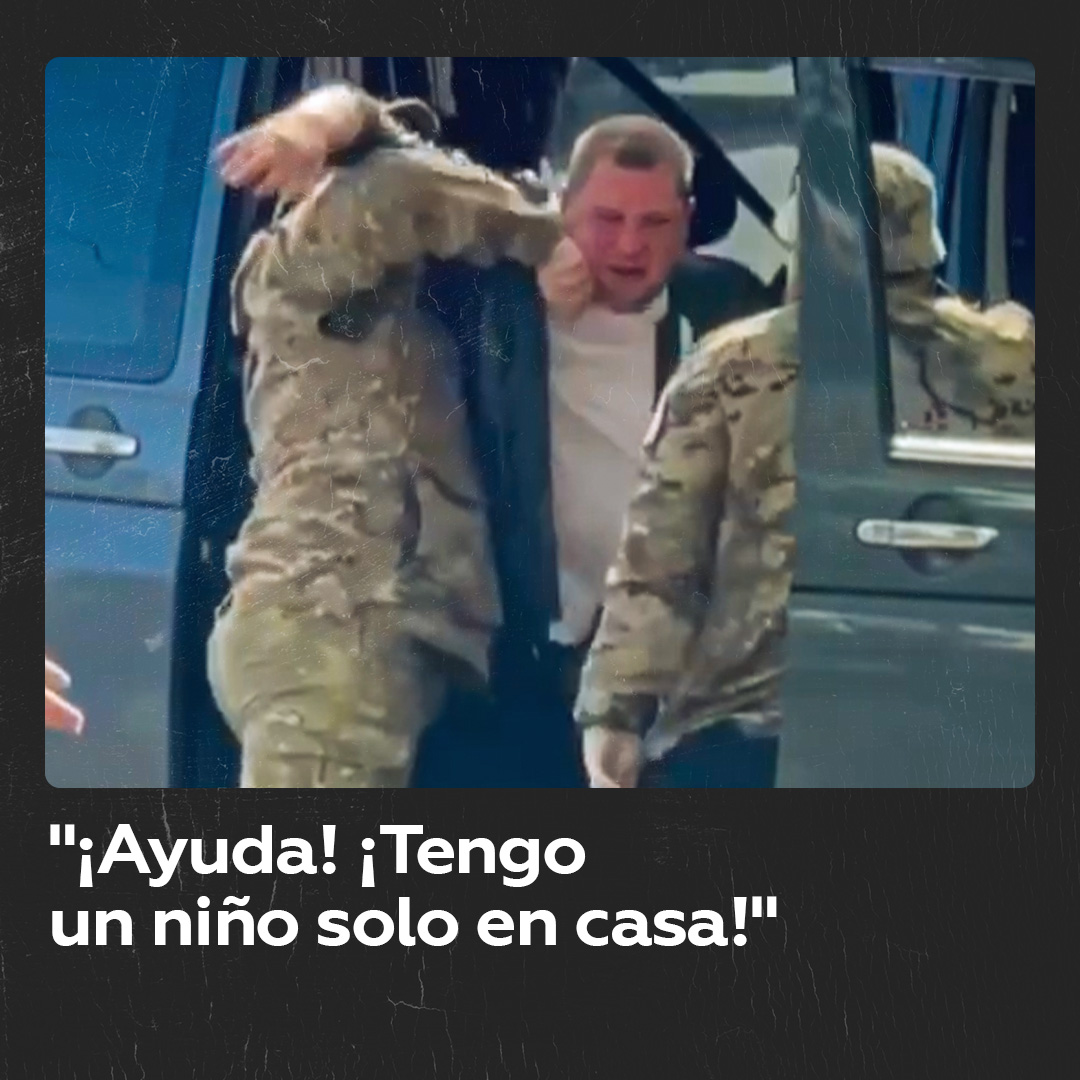 🇺🇦 Intentan movilizar a la fuerza a un hombre en Ucrania En la ciudad ucraniana de Odesa, militares forzaron a un hombre a subir a una furgoneta mientras gritaba por ayuda, mencionando que su hijo está solo en casa. 🎥 Más videos en Rumble 👉