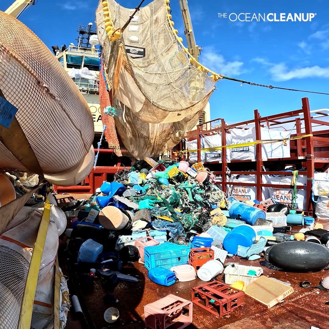 Work offshore doesn't stop: here's the footage of one of the latest plastic extractions in the Great Pacific Garbage Patch. Our offshore crew is currently in the patch with System 03 to continue the cleanup; you can track their exact location here: