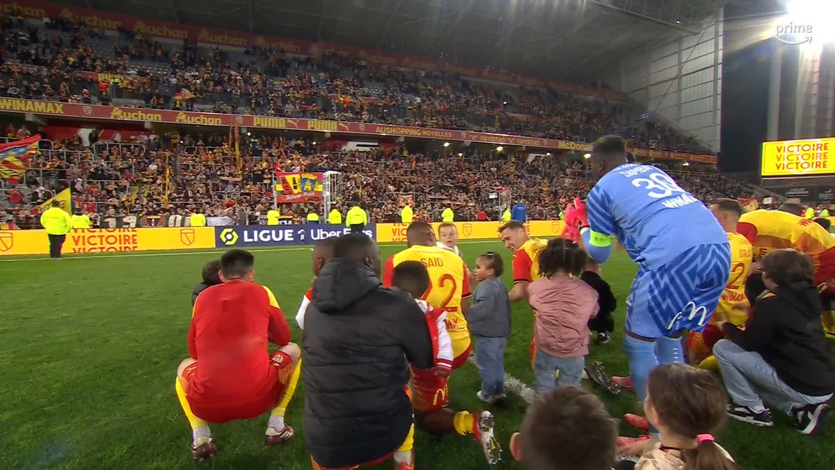 ๐ Cรฉlรฉbration et communion ร Lens entre joueurs et supporters ! #RCLFCL