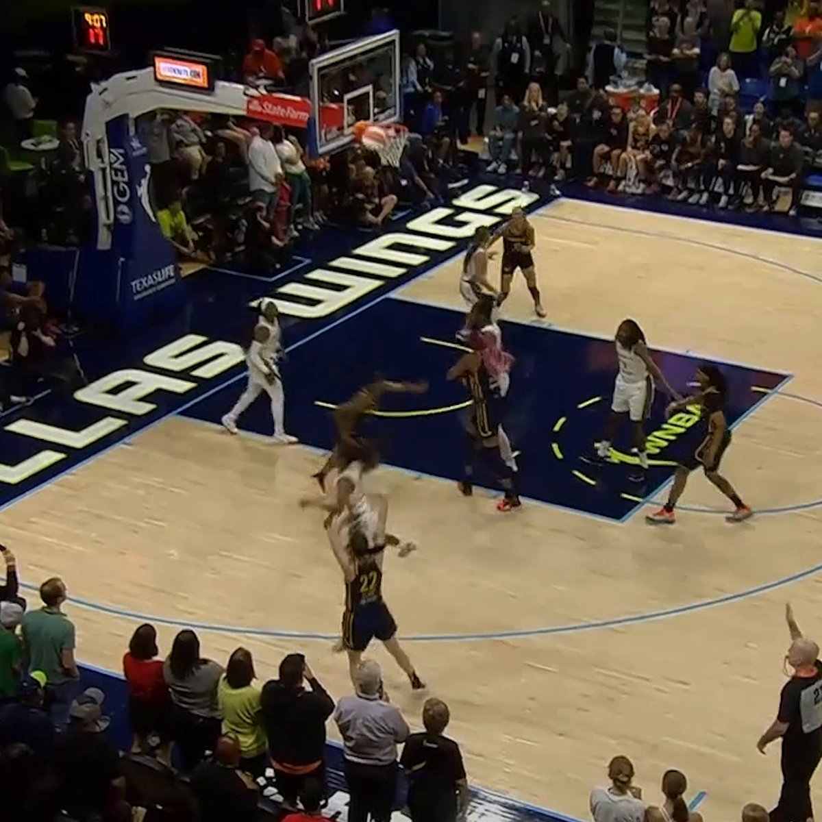 CAITLIN CLARK SCORES HER FIRST BUCKET IN THE WNBA 👏