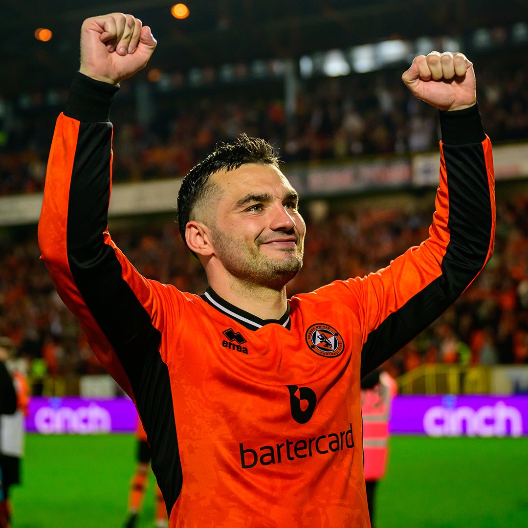 🎤 Tony Watt's best rendition of Dignity #UTDPAR | #cinchChamp | #DUFC