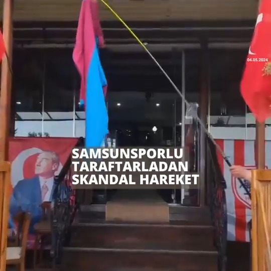Samsunsporlu taraftarlardan skandal hareket! Kırmızı-beyazlı ekibin taraftarları, akşam oynanacak maç öncesi Trabzonspor formasını balık oltasına taktı.